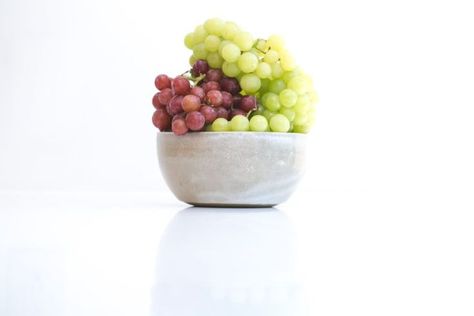 Green grapes have the most delicate flavor when yellow-green; red grapes have the best flavor when they are mostly red; blue-black kinds have the best flavor when the berries are a full, rich hue. Christmas In The South, Grapes Benefits, Easy Diet Plan, Grape Salad, Tummy Workout, Natural Health Care, Easy Diets, Summer Snacks, Fruit Food