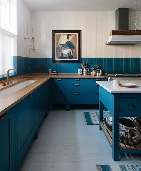 Kirsten Blazek on Instagram: “Who said you had to play it safe in a kitchen- these bold blue cabinets in this @plainenglishkitchens are definitely not making me blue 💙” Plain English Cupboards, Maileg Kitchen, Colored Cabinets, Classic English Kitchen, Plain English Kitchen, Cupboard Colors, Blue Cupboards, Oak Worktop, Plain English