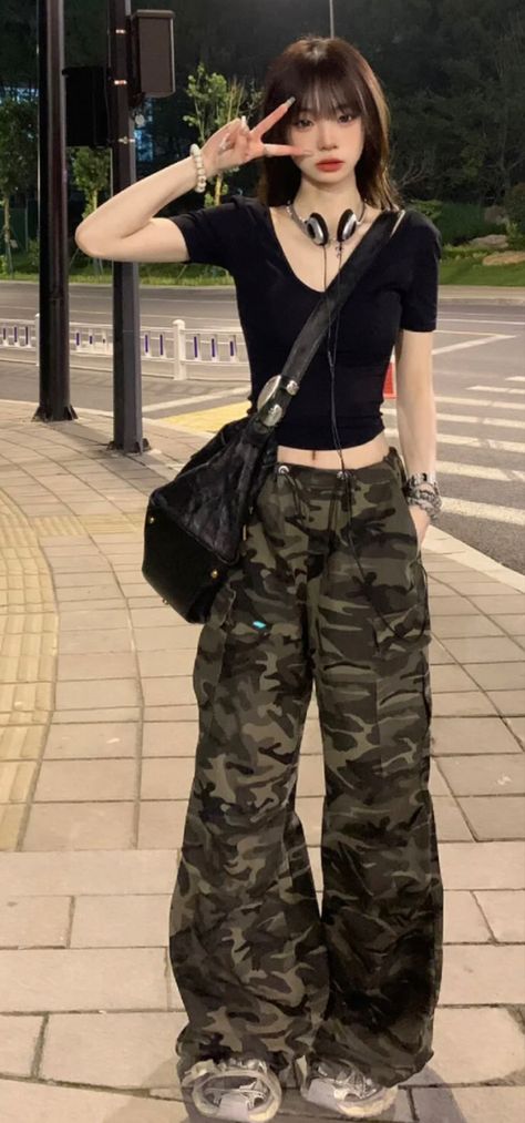 Army Cargos Outfits, Cargo Fits Aesthetic, Baggy Army Pants Outfit, Army Cargo Pants Outfit Street Styles, Grunge Outfits Cargo Pants, Cargo Army Pants Outfit, How To Style Camo Cargo Pants, Low Waisted Outfits, Acubi Outfits Ideas