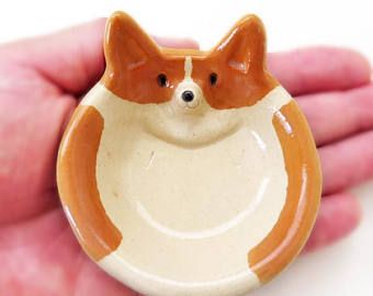 Small nuts bowl of corgi shape!　pottery corgi Corgi Ceramic, Corgi Art, Pottery Animals, Air Dry Clay Projects, Polymer Clay Diy, Ceramic Animals, Clay Art Projects, Clay Figures, Ceramic Studio