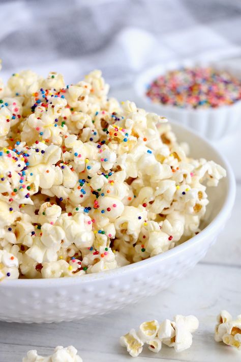 Sticky Popcorn - Five-ingredient vanilla caramel corn that's sweet, sticky and completely addicting! #bitzngiggles #popcorn #stickypopcorn #caramel #5ingredients #recipe #snack Easy Party Treats, Cake Popcorn, Birthday Cake Popcorn, Popcorn Recipes Easy, Popcorn Cake, Whiskey Cake, Make Birthday Cake, Cakes To Make, Birthday Cake With Photo