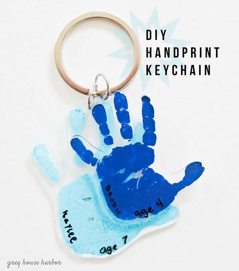 Handprint Keychain, Homemade Mothers Day Gifts, Diy Father's Day Gifts, Mothers Day Crafts For Kids, Handprint Crafts, Diy Mothers Day Gifts, Father's Day Diy, Fathers Day Crafts, Mother's Day Diy