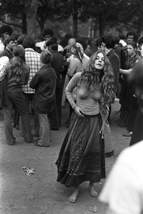 Woodstock Fashion, Arte Hippy, Morgana Le Fay, Woodstock 1969, Estilo Rock, Estilo Hippie, Hippie Life, Summer Dresses For Wedding Guest, In Front Of House