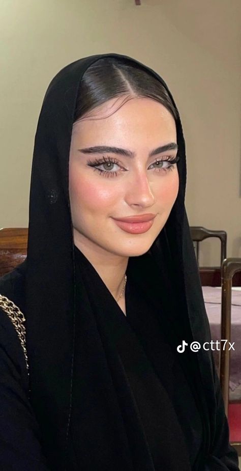 Cartoon Girl Eyes, Grey Eye Makeup, Modest Winter Outfits, Light Makeup Looks, Arabic Makeup, Hard Gel Nails, Makeup Accesories, Hair Scarf Styles, Head Scarf Styles