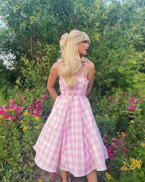 Livin' Her Best Day Everyday! 👠💗🌈 @jackiewyers as Barbie #BarbieTheMovie #BarbieMovie #BarbieGirl #BarbieDoll #BarbieWorld #BarbieLand #Barbie #MargotRobbie #GretaGerwig #WarnerBros #Mattel #Toys #Doll #BarbieCosplay #DollCosplay #CosplayersOfInstagram #CosplayersOfIG #Cosplay #Blonde #Pink #Gingham #WhatWasIMadeFor #DanceTheNightAway #ImJustKen #Oscars #AcademyAwards #Barbenheimer #Cottagecore Barbie Cosplay, Blonde Pink, Greta Gerwig, Barbie Movies, Pink Gingham, Barbie World, Margot Robbie, Cosplay Ideas, Gingham Dress