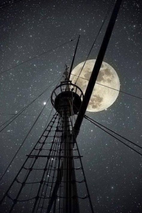 Looks like you could touch the moon from the crows nest. - Navi A Vela, Shoot The Moon, Pirate Life, Foto Tips, The Full Moon, Beautiful Moon, Tall Ships, The Night Sky, Pirates Of The Caribbean