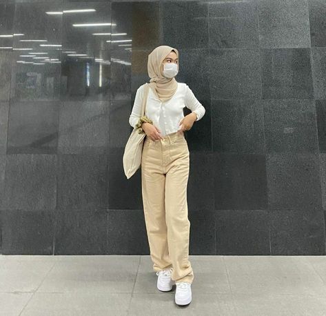 Nude Pants Outfit, Cream Outfit Hijab, Celana Khaki, Khaki Pants Outfit Women, Beige Jeans Outfit, Cream Pants Outfit, Outfit Hijab Ideas, Pengantin Modern, Joggers Outfit Women