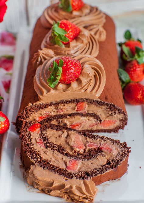 Strawberry Roulade, Raspberry Roulade, Strawberry Roll Cake, Strawberry Nutella, Swiss Roll Cake, Cake Roll Recipes, Nutella Cake, Sponge Cake Recipes, Chocolate Hazelnut Spread