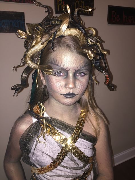 Girls Medusa costume Costume Meduse, Diy Medusa Costume, Costume Medusa, Medusa Halloween Costume, Diy Fantasia, Halloween Make-up Looks, Medusa Costume, Kostum Halloween, Diy Outfits