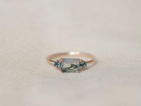 Trilogy Ring with Moss Agate and London Blue Topaz Gemstone Combinations, Moss Agate Stone, Trilogy Ring, Agate Engagement Ring, Moss Agate Ring, 3 Stone Rings, London Blue Topaz Ring, Blue Topaz Stone, Ring Ideas