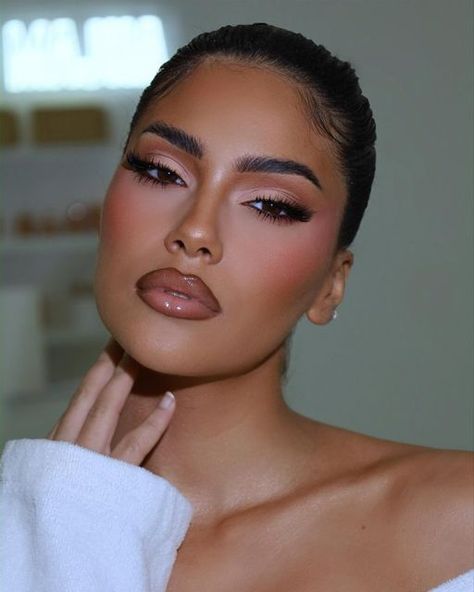 Makeup Looks Glowy Glam, Sultry Eyes Makeup, Makeup For Photoshoot Indoor, Makeup Ideas For Photoshoot, Makeup Looks For Small Eyes, Brunette Barbie Aesthetic, Pinkish Makeup Looks, Wedding Makeup Dark Skin, Soft Glam Eyeshadow Looks