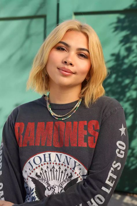 Hayley Kiyoko Hair, Hayley Kiyoko Wallpaper, Haley Kiyoko, Hailey Kiyoko, Becca Tilley, Hayley Kiyoko, How To Wear A Wig, Loving Relationship, Lesbian Fashion