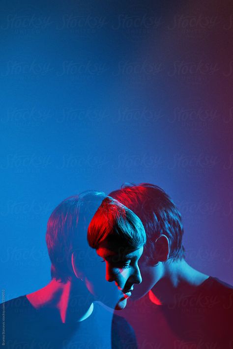 Long Exposure Portrait, Double Exposure Portrait, Neon Photography, Exposition Photo, Double Exposure Photography, Foto Portrait, Photographie Portrait Inspiration, Self Portrait Photography, Creative Portrait Photography