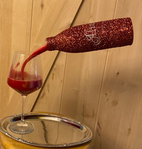 Floating bottle pouring resin in wine glass Wine Pouring, Pouring Resin, Floating Decorations, Wine Glass Crafts, Glass Craft, Resin Pour, Cocktail Art, Diy Bottle, Diy Decorations