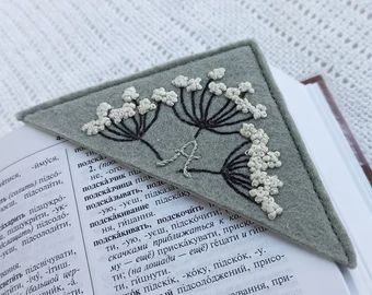 BestGiftTime - Etsy U.S. Virgin Islands Embroidered Corner Bookmark, Lovers Gift Ideas, Felt Bookmark, Corner Bookmark, Bookmark Ideas, Corner Bookmarks, Embroidery Threads, Paper Craft Diy Projects, Hand Embroidery Projects