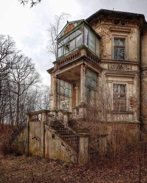 Abandoned things Abandoned Building Wedding, Abandoned Buildings Exterior, Abandoned Building Art, Abandoned Buildings Creepy, Abandoned World, Abandoned Houses Photography, Best Haunted Houses, Abandoned Mine, Abandoned Belgium