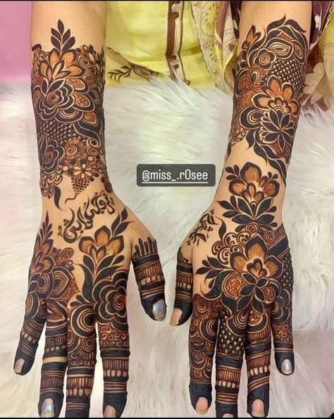 Dubai Arabic Mehndi Designs, Arbic Mendhi Design Dubai, Kafif Design Simple, Heena Mehendi Designs Arabic, Dubai Style Mehndi Design Back, New Mehndi Designs Unique Back, Mehandi Designs Back Hands, Eid Mehndi Designs Arabic, New Mehndi Designs Unique