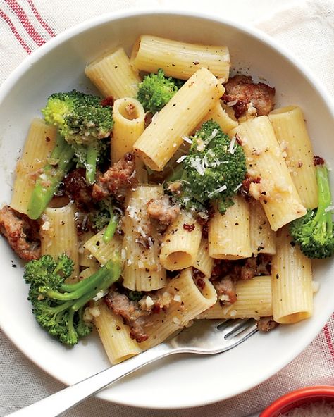 Emeril's Rigatoni with Broccoli and Sausage - I swap out sweet Italian sausage with chicken sausage. Great weeknight meal kids can help with. Broccoli And Sausage, Casserole Dinners, Pasta Sides, Sausage Recipe, Diner Recept, Sweet Italian Sausage, Master Chef, Rigatoni, Budget Friendly Recipes