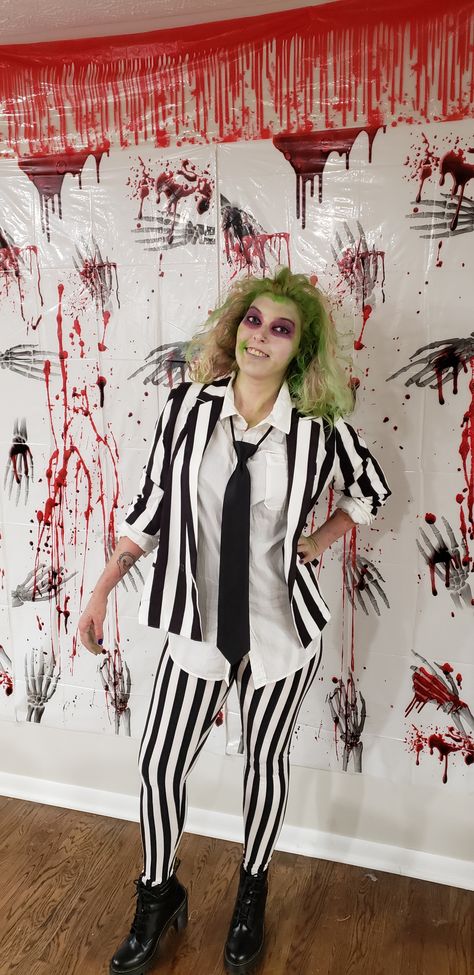 Beetlejuice Costume Female Diy, Betelgeuse Costume, Beetlejuice Female Costume, Girl Beetlejuice Costume, Female Beetlejuice Costume, Female Beetlejuice, Beetlejuice Outfits, Halloween Gala, Beetlejuice Halloween Costume