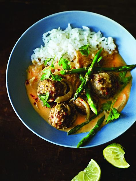 Pork Meatball Thai Curry - The Happy Foodie Pork Meatball, Pork Meatballs, Easy Budget, Midweek Meals, Thai Curry, Minced Meat, Asparagus Recipe, Healthy Easy, Pork Dishes