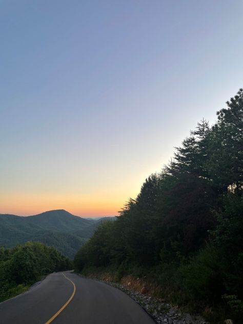 smoky mountains view Smoky Mountains Road Trip, Smokey Mountains Tennessee Aesthetic, Great Smoky Mountains Aesthetic, Smoky Mountains Aesthetic, Vacation 2025, Smoky Mountains Tennessee, Vision 2024, Mountain Vibes, Mountain Aesthetic