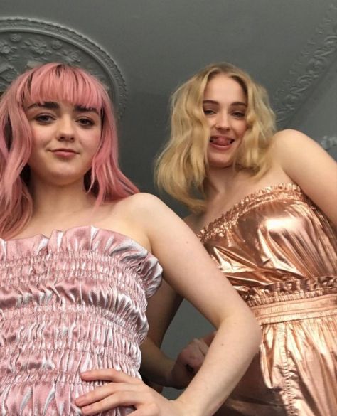 w/ maisie williams - old/rare find Maisie Williams And Sophie Turner, Sophie Turner Maisie Williams, Alcholic Drinks, Art Women, Sophie Turner, Maisie Williams, Emilia Clarke, Fantasy Art, Writing