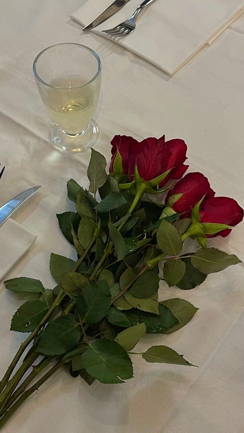 mazzo di rose/bouquet de roses #rose #roses #restaurant #wine #dinner #datenight Roses On Table, Dozen Red Roses, Wine Dinner, Bouquet Of Roses, Rose Bouquet, Dinner Table, Aesthetic Photography, Ig Story, Wine Red