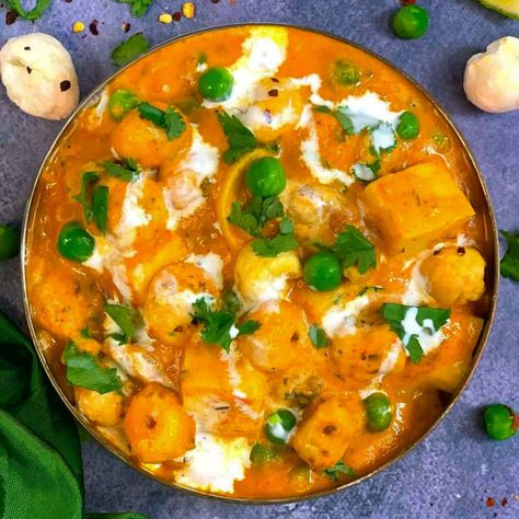 Phool Makhana Paneer Matar Curry is a nutritious rich Indian curry recipe made with roasted foxnuts (phool makhana) ,cottage cheese (paneer) , green peas and cashew nuts in onion tomato gravy.This makhana sabji recipe is gluten free, vegetarian and goes well with any Indian breads. Phool Makhana Recipes, Makhana Recipe, Indian Paneer Recipes, Sandwich Recipes Indian, Vegetarian Curry Recipes, Sabji Recipe, Vegetarian Indian Recipes, Chocolate Pasta, Veg Sandwich