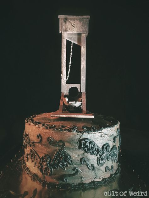 The perfect creepy cake! A victorian cake topped with a working miniature guillotine inspired by The Addams Family. Guillotine Cake, Adams Family Birthday Cake, Addams Family Cake Ideas, Addams Family Cake, Addams Family Party, Addams Family Birthday Party, Wednesday Theme, Victorian Birthday, Victorian Cake