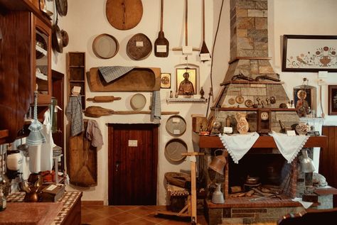 Old Greek House Interior, Ancient Greek House, Ancient Greek Kitchen, Ancient Greek House Design, Ancient Greek Village, Greek House, Rustic Traditional, Eco House, Home Pictures