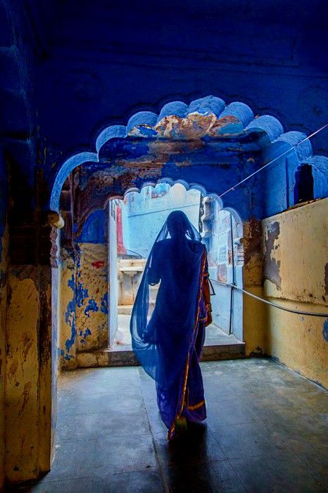 A woman in blue on Jodhpur - India Amazing India, Goa India, Blue City, Foto Art, Udaipur, Incredible Places, Jolie Photo, South Asia, Jodhpur