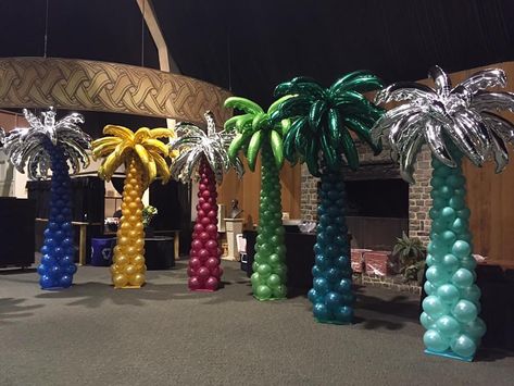 Great palm trees. Ideal for a beach party or a shop display for the summer. Visit web link in Bio for more ideas and contact info. . .… Balloon Palm Tree, Carnival Prom, Backyard Beach Party, Balloon Inspiration, Jungle Balloons, Balloon Tree, Birthday Backdrops, Pool Beach Party, Dance Themes