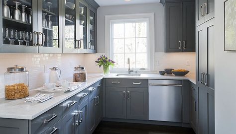 Chic gray kitchens to love: http://www.stylemepretty.com/collection/2748/ Small U Shaped Kitchen, Grey Cupboards, Model Dapur, Light Grey Kitchens, Grey Kitchen Designs, Gray And White Kitchen, Kabinet Dapur, Gray Cabinets, Decor Ikea