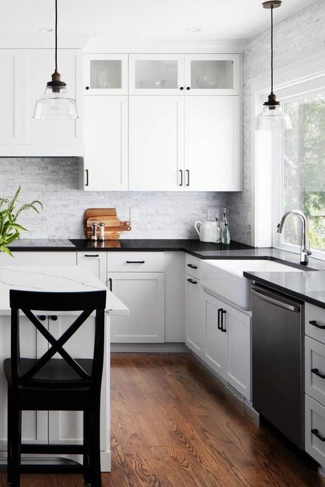 15 Beautiful Black Quartz Countertops Design Ideas - Nikki's Plate Black Hardware Kitchen, Kitchen Black Counter, Black Marble Countertops, Black Quartz Countertops, Minimalist Kitchen Cabinets, Black Kitchen Countertops, Black And White Kitchen, Black Countertops, Grey Countertops