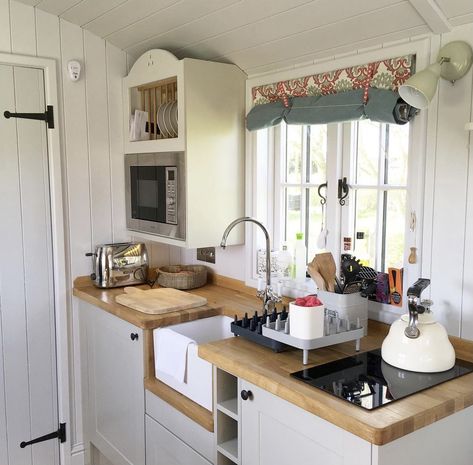 Tiny Cabins Interiors, Small U Shaped Kitchen, Bunkie Ideas, Garden Huts, Shepherd Hut, Small Cottage Kitchen, Shed Interior, Caravan Renovation, Tiny Furniture