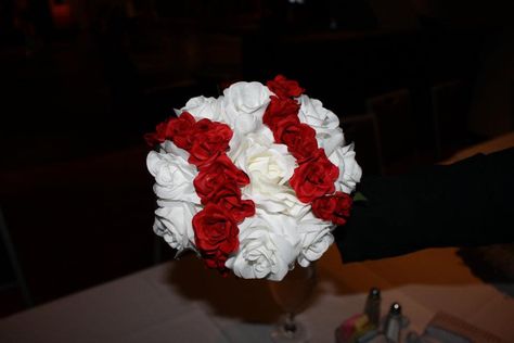 Baseball bridesmaid bouquets!! Perfect for a wedding at Busch Stadium Baseball Flowers Diy, Baseball Bouquet, Baseball Flower Arrangement, Baseball Wedding Decor, Wedding Baseball Theme, Baseball Flowers, Wedding Baseball, Baseball Banquet, Flowers Business