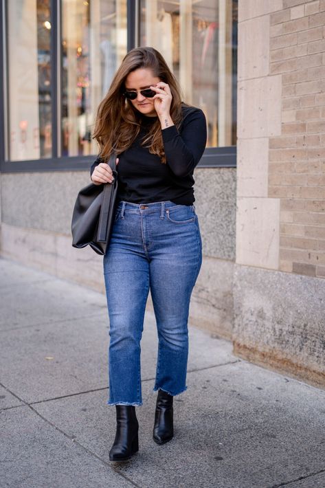 Flare Jeans With Crop Top, Slim Cropped Jeans Outfit, Plus Size Cropped Jeans Outfit, Ankle Flare Jeans Outfit, Midsize Flare Jeans Outfit, Cropped Bootcut Jeans Outfit, Cropped Jeans With Boots, Kick Flare Jeans Outfit, Cropped Flare Jeans Outfit