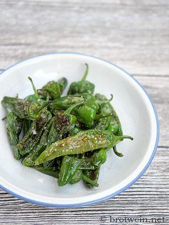 Pimientos de Padrón - Spanische Bratpaprika mit Meersalz - Brotwein It Resume, Brussel Sprout, Finger Foods, Avocado Toast, Party Food, Asparagus, Great Recipes, Spinach, Tapas