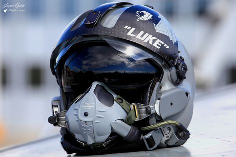 https://flic.kr/p/27MhJER | Casque pilote du Rafale M | Meeting Aérien - Airshow Aerotorshow French Navy Casque du Pilote : Luke Ulmer France Valence Chabeuil France IMG_6753 Navy Fighter Pilot, Fighter Pilot Helmet, Pilot Helmet, Jet Pilot, Motorcycle Helmet Design, Jet Fighter Pilot, Helmet Concept, Pilot Style, Vintage Helmet