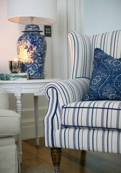 Hamptons Living Room, Blue And White Living Room, Striped Chair, Blue White Decor, Reading Nooks, Coastal Living Rooms, Delft Blue, White Living, White Living Room