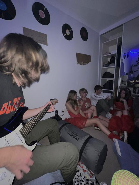 #party #houseparty #guitar #teenager #aesthetic #grunge #partyhouseproj #bedroomideas #vinyl #drunkvibe Payton Core, Teenage Grunge, Teenager Aesthetic, Teenage Life, Aesthetic Grunge, Girls Dream, House Party, Dream Life