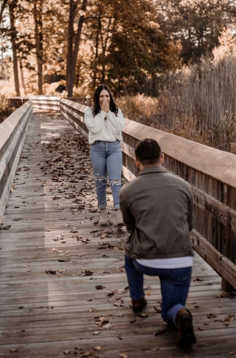 Cozy Proposal Ideas, Bridge Proposal Ideas, Fall Proposal Pictures, Fall Proposal Ideas Engagement, Proposal Manifestation, Fall Proposal Outfit, Proposal Photos Surprise, Proposal Pictures Photography, Cute Proposal Ideas Engagement