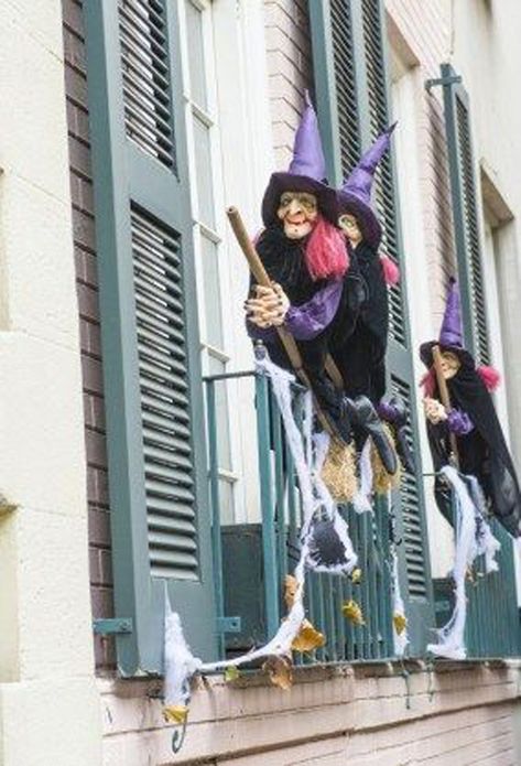 25 Awesome Apartment Balcony Ideas For This Halloween | Home Design And Interior Witches Decorations, Halloween Decorations Indoor Scary, Front Yard Halloween Decorations, Halloween Front Door Decorations, Halloween Themes Decorations, Halloween Front Doors, Image Halloween, Kid Friendly Halloween, Halloween Witch Decorations