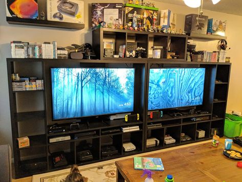 Two Tv Setup, Dual Tv Setup Living Room, 2 Tv Setup Room Ideas, Mtg Display, Two Tvs In One Room Ideas, Multiple Tv Wall Ideas, Nerdy Living Room, Console Setup, Retro Room Ideas