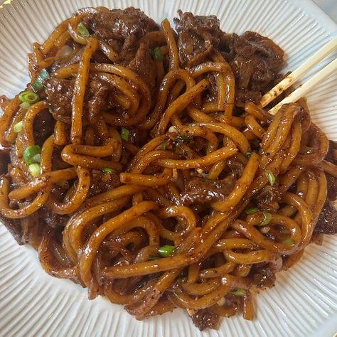 Black Pepper Beef Udon Beef Udon, Udon Recipe, Black Pepper Beef, Pepper Beef, Asian Stir Fry, Udon Noodles, Pasta Noodles, Sweet Sauce, Lead Role