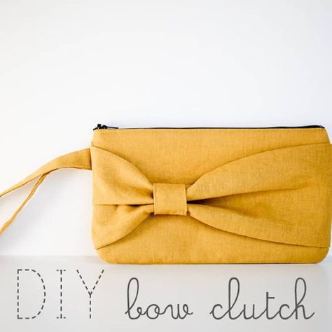 We've had a blast perfecting the art of the zipper, who else was brave enough to tackle the zipper? Then we spotted it, this adorable bow clutch complete with a zipper. What do you say? Let's get started... Tips Menjahit, Pochette Diy, Clutch Sewing, Corak Menjahit, Clutch Tutorial, Sac Diy, Diy Clutch, Diy Sac, Bow Clutch