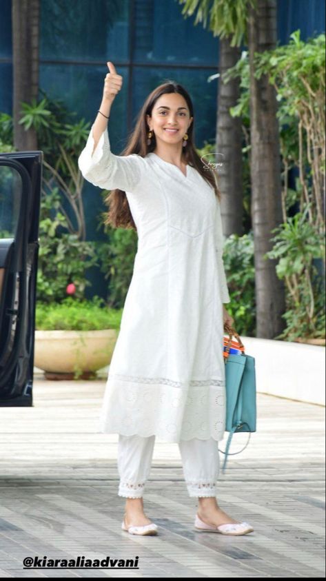 Elegant Kurta Designs Women, Kiara Advani Kurti Outfits, Kiara Advani Outfits Indian Kurti, White Suits For Women Indian Casual, White Kurta Sets For Women, White Kurti Outfit, White Suits For Women Indian, Kiara Advani Outfits, Kurta Styling