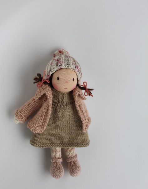 Faye Is A Small Knitted Waldorf Inspired Doll Made In The Netherlands Waldorf Doll Tutorial, Knit Doll, Knitted Doll Patterns, Waldorf Doll, Waldorf Inspired, Doll Tutorial, Cloth Dolls, Waldorf Dolls, Knitted Dolls