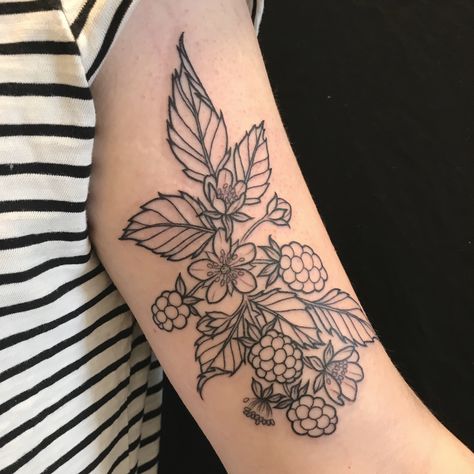 Berry Tattoo Black And White, American Traditional Raspberry Tattoo, Stories Tattoo, Raspberry Tattoo, Blackberry Tattoo, Botanical Tattoo Design, Men's Tattoos, Masculine Tattoos, Floral Tattoo Sleeve