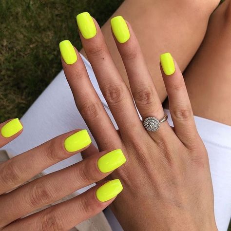 Neon Yellow Acrylic Nails, Yellow Neon Nails, Yellow Nails Summer, Neon Manicure, Yellow Manicure, Neon Yellow Nails, Dry Nails Fast, Neon Acrylic Nails, Yellow Nail Art